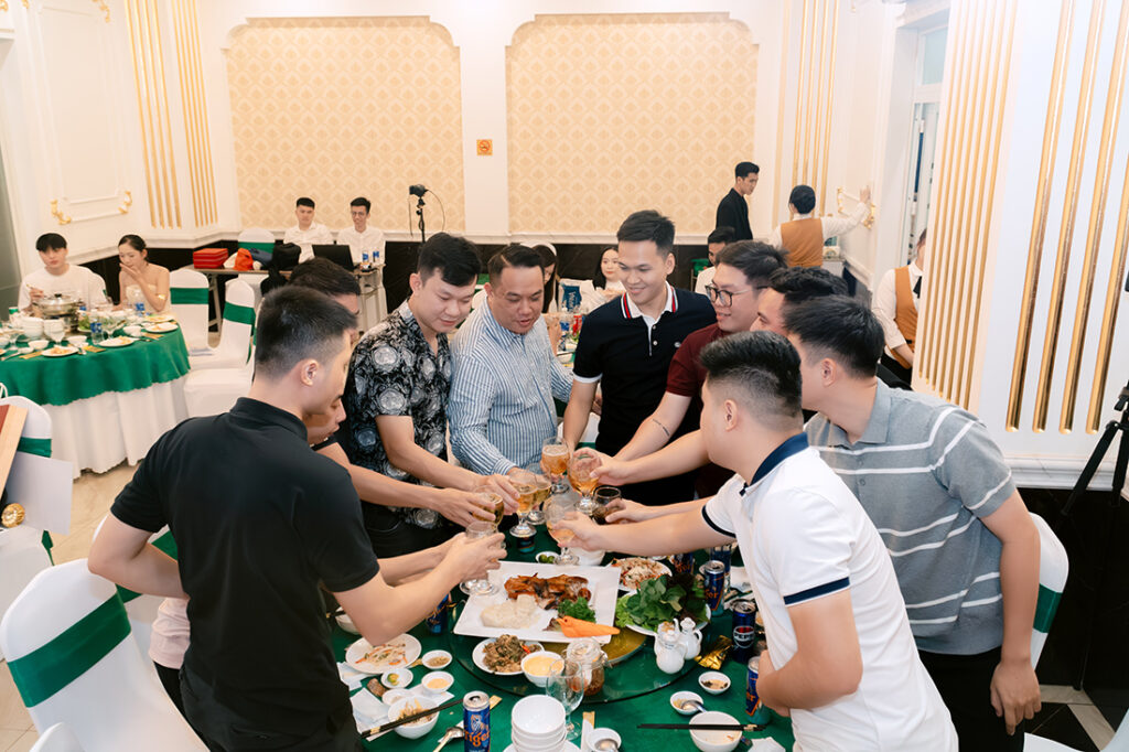 Sau những trận đấu nảy lửa, tất cả nâng ly, chúc mừng giải đấu thành công